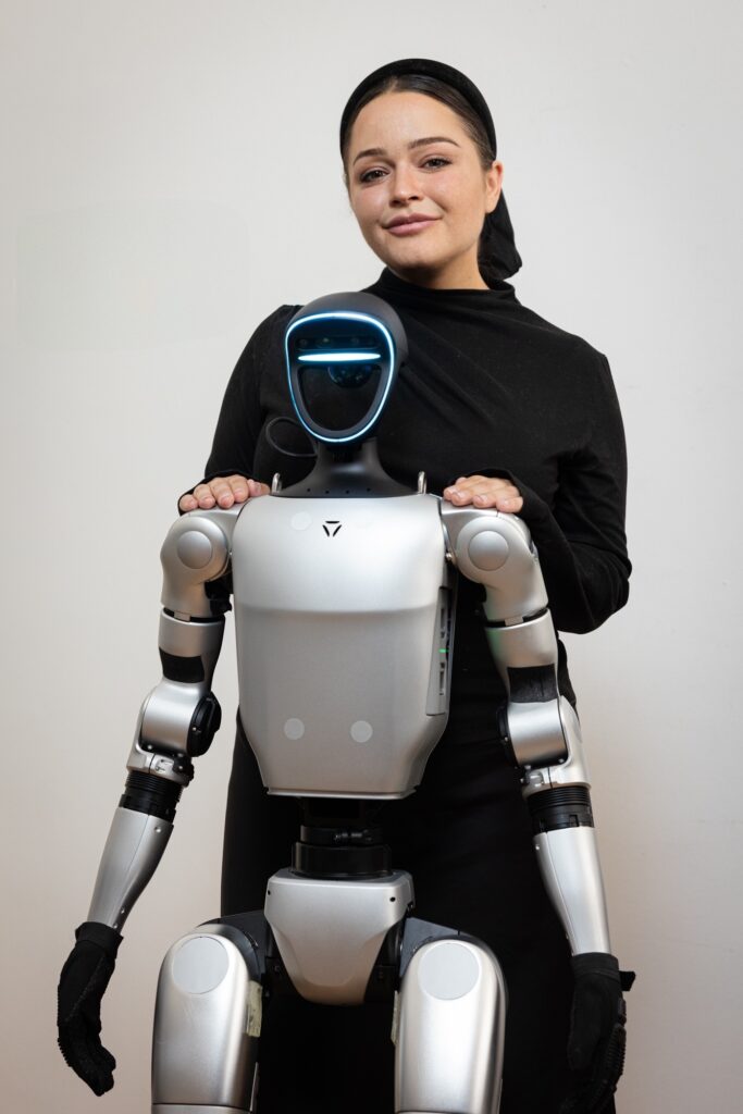 Emily Kate Genatowski mit Roboter